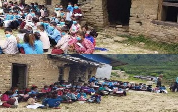 बैतडीमा पहिरोले विद्यालय भवन भत्काएपछि खुल्ला चौरमा पढ्दै विद्यार्थी 